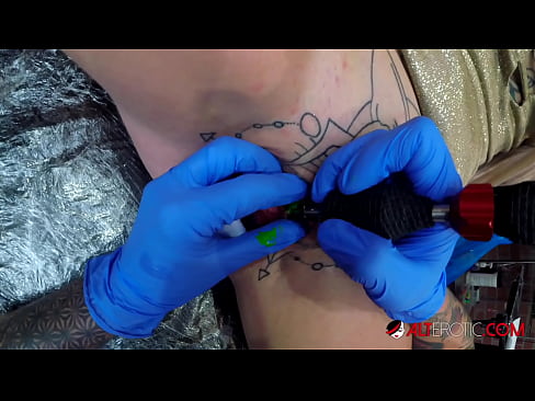 ❤️ Sully Savage mai tsananin jarfa ta yi tattoo a kan kwarin ta Batsa ﹏